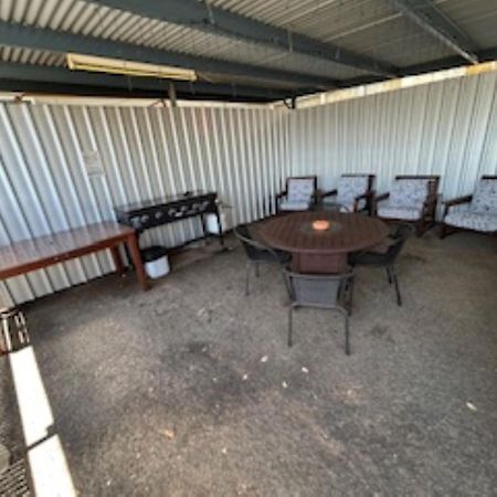 Warren Motor Inn エクステリア 写真